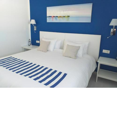 Apartment La Vela Azul -POOL & TENNIS - free AC &Good WIFI- Smart TV