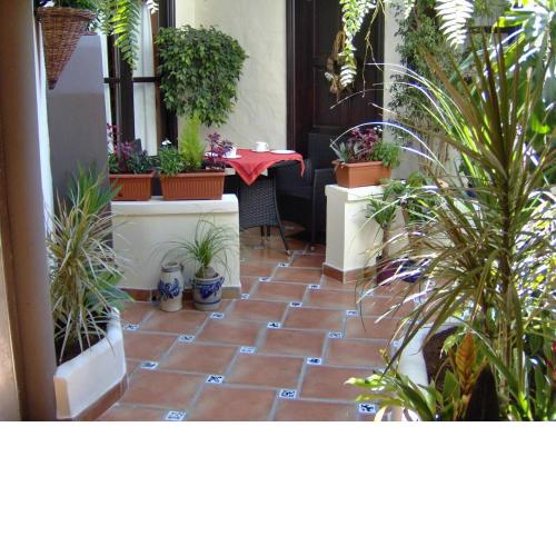 Apartment mit kleiner Innenhof-Terrasse im mediterranen Stil