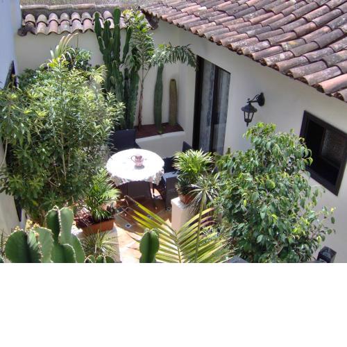 Apartment mit kleiner Innenhof-Terrasse im rustikalen Stil