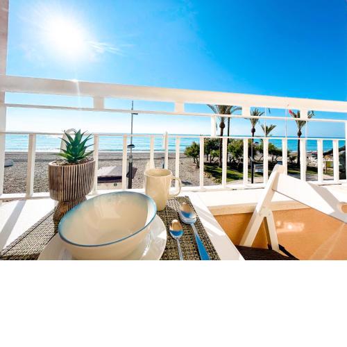 Apartment on the 1st line of the Sabinillas beach with sea views