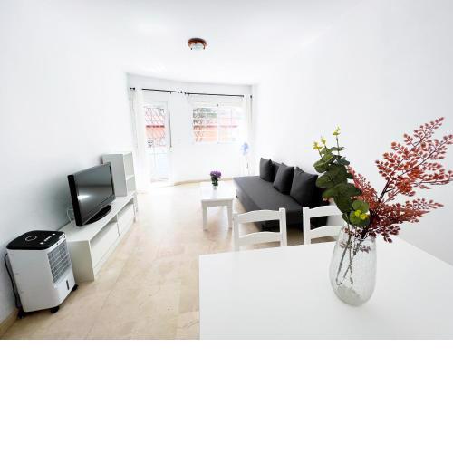 Apartment on the 2nd line of the beach with parking, Fuengirola