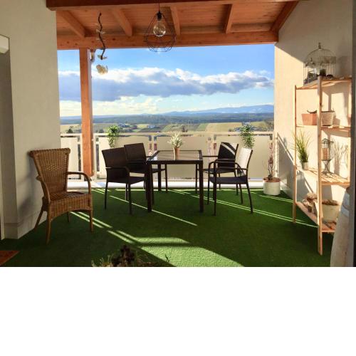 Apartment Panoramablick mit Infrarotkabine auf der großen Terrasse und traumhaften Ausblick
