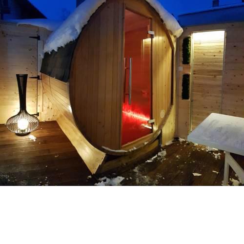 Apartment PLAZA - Private SPA- Jacuzzi, Infrared Sauna, Luxury massage chair, Parking, Entry with PIN 0 - 24h, Book without credit card
