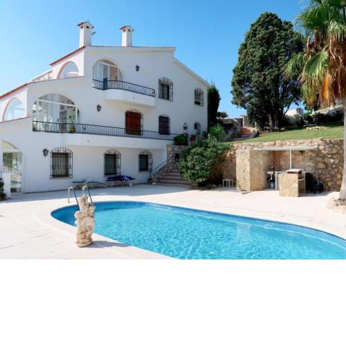 Apartment Tres Flores - PEA131 by Interhome