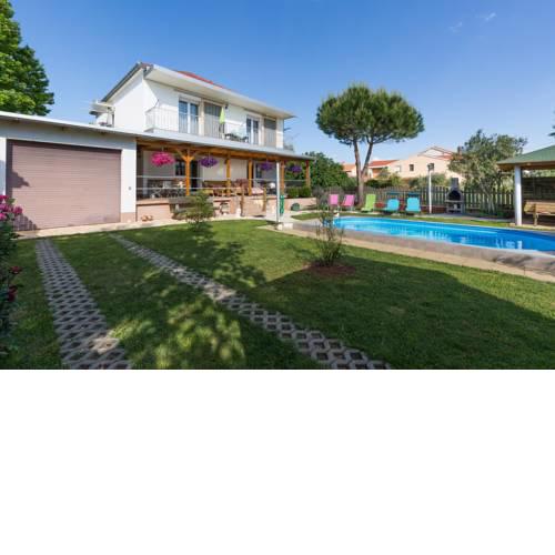 Apartment Twisting By The pool