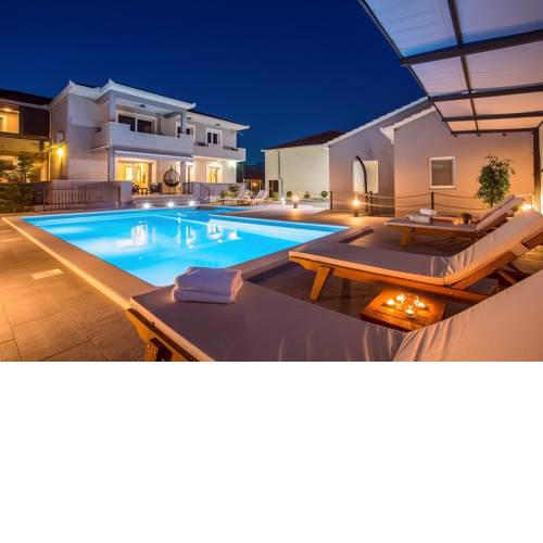 Apartment VILLA BEGO heated pool with jaccuzzi, summer kitchen, garden
