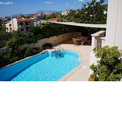Apartment with a garden, BBQ, swimming pool and jacuzzi
