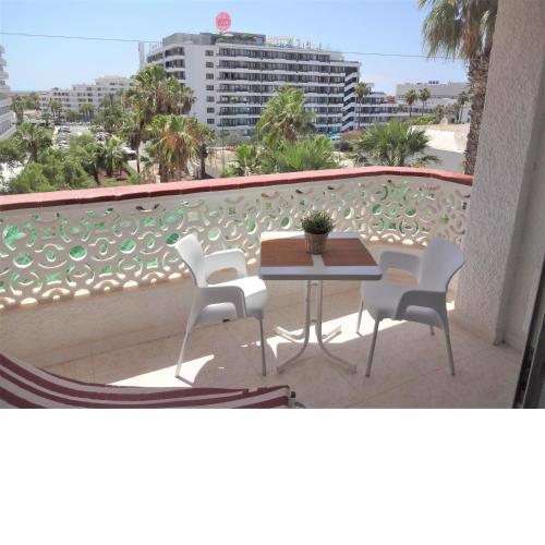 apartment with a large south-facing balcony, sea view and WIFI in Las Americas center