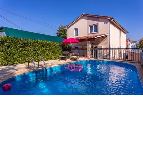 Apartment With A Private Swimming Pool, Garden & BBQ