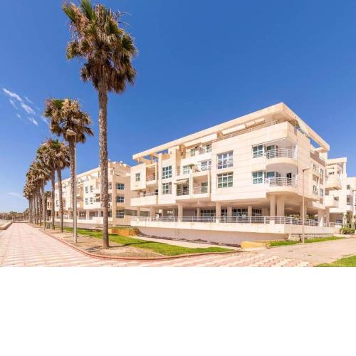 Apartment with Community Pool very close to the Beaches