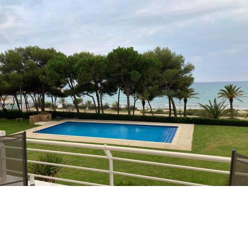 Apartment with great community swimming pool & direct beach access
