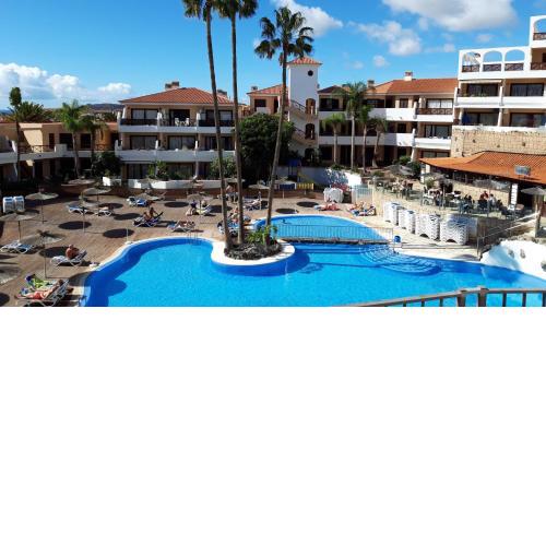 Apartment with pool and gardens near the coast