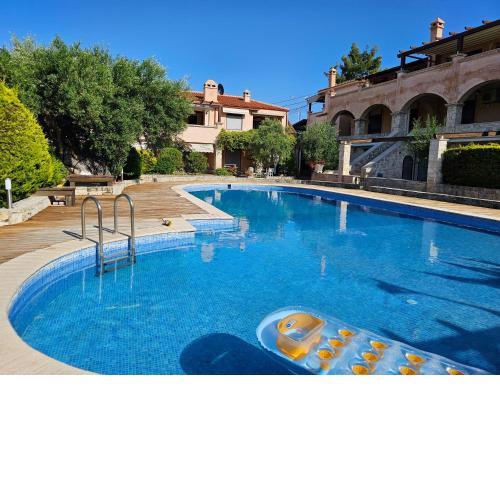 Apartment with pool ,near the sea