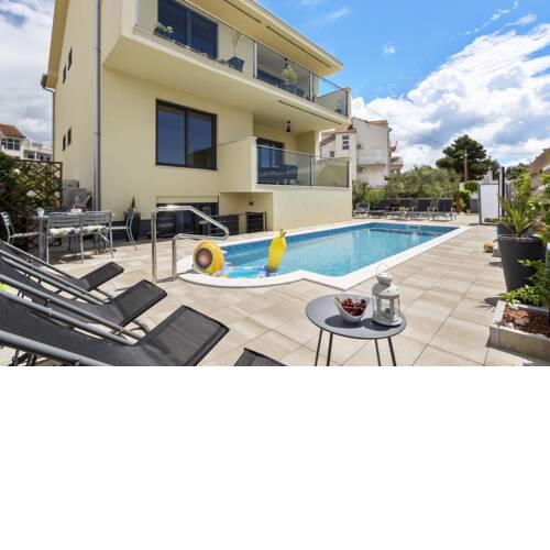 Apartment with pool Roza