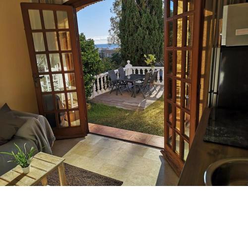 Apartment with private terrace/garden and sea view