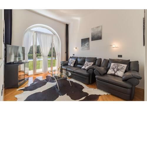 Apartment with terrace and shared pool in Medulin for 4 people, seafront