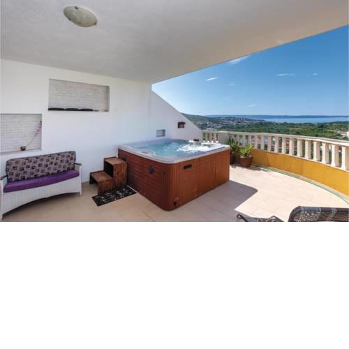 Apartment Zrnovnica with Hot Tub XI
