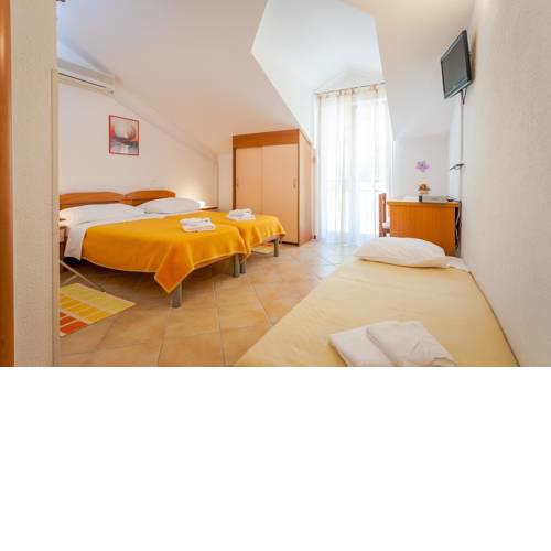 Apartments and rooms by the sea Brela, Makarska - 13118
