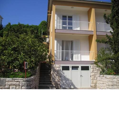 Apartments and rooms Frano