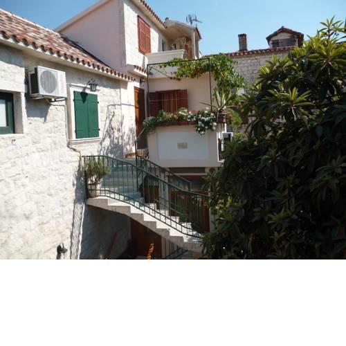 Apartments and rooms Ivica J