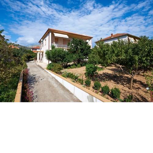 Apartments and rooms Ivo