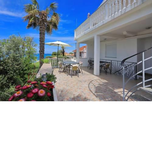 Apartments and rooms Jovanka