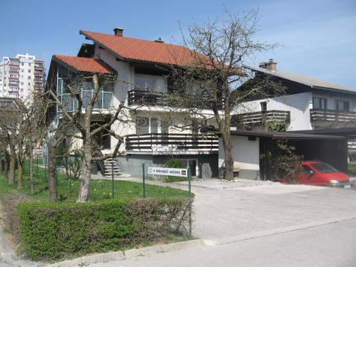 Apartments and Rooms Na poljani