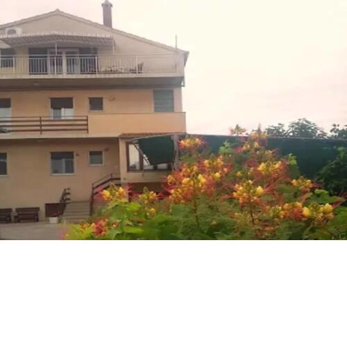Apartments and rooms Ognjen