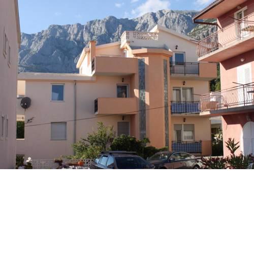 Apartments and rooms with parking space Makarska - 6834