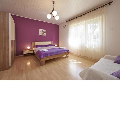 Apartments and rooms with parking space Trogir - 13102