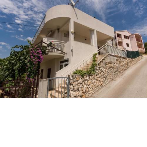 Apartments and rooms with parking space Trogir - 17609