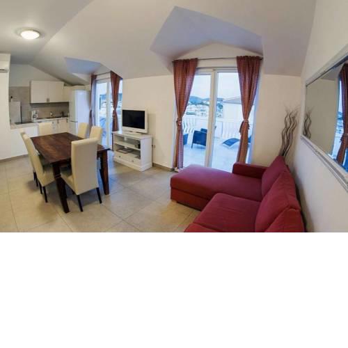 Apartments by the sea Jezera, Murter - 17007