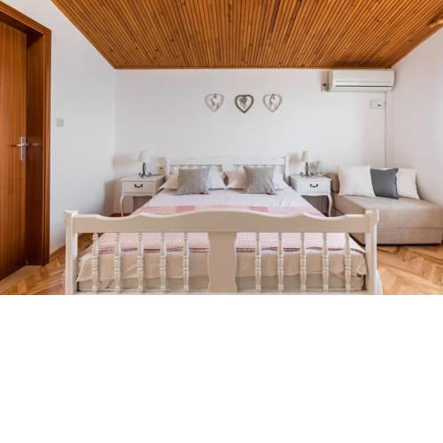 Apartments by the sea Mali Rat (Omis) - 16437