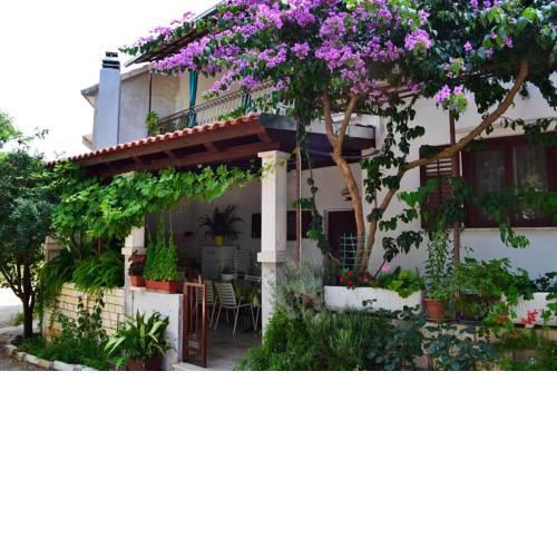 Apartments by the sea Mirca, Brac - 2886