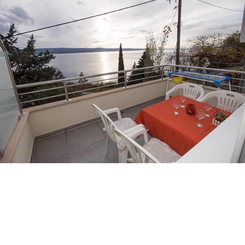 Apartments by the sea Omis - 8334