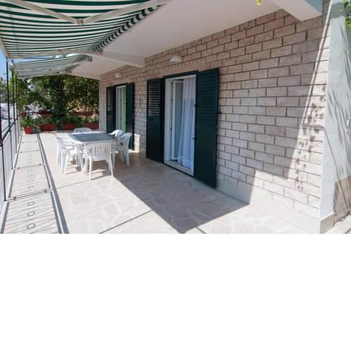 Apartments by the sea Pisak, Omis - 1010