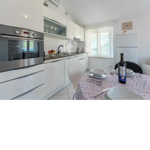 Apartments by the sea Pucisca, Brac - 15381