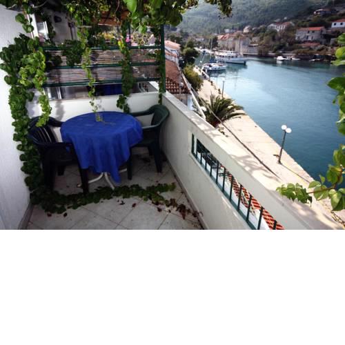 Apartments by the sea Stomorska, Solta - 5239