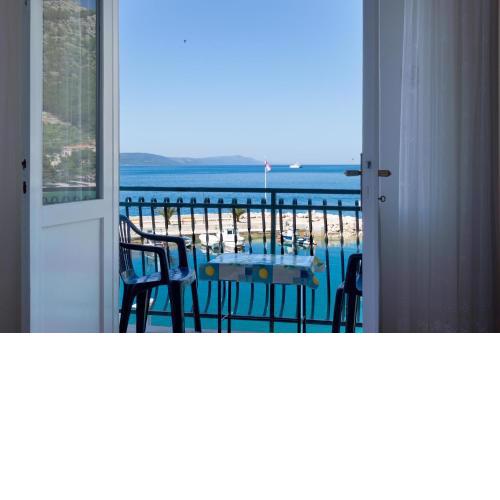 Apartments Ivica - Beachfront