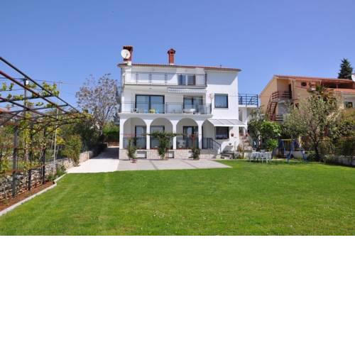 Apartments Nedjeljka with large garden in Medulin (3532)