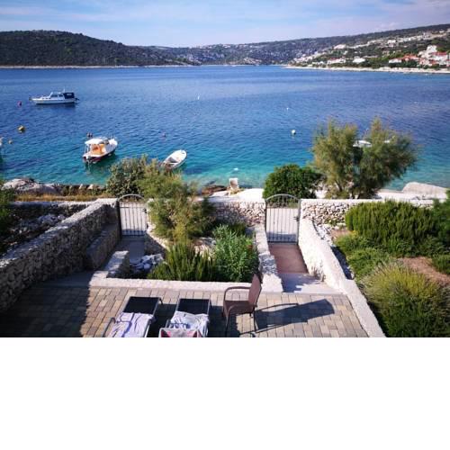 Apartments Tih - 20 m from sea