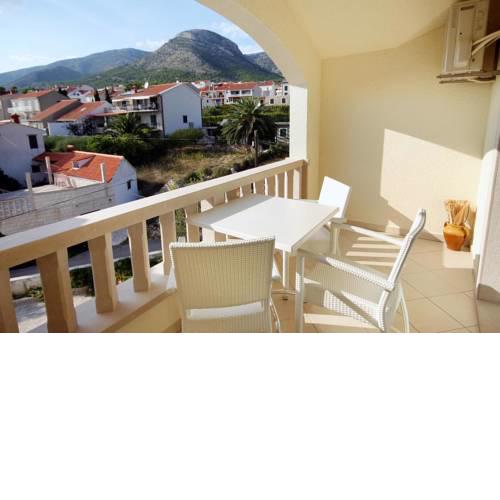 Apartments with a parking space Bol, Brac - 2900