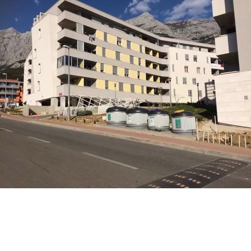 Apartments with a parking space Makarska - 13871