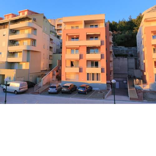 Apartments with a parking space Makarska - 16415