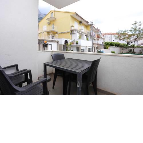 Apartments with a parking space Makarska - 16430