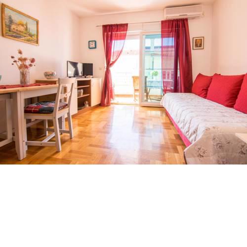 Apartments with a parking space Makarska - 17709