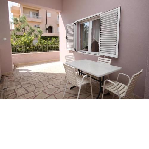 Apartments with a parking space Makarska - 6694