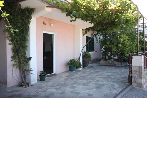 Apartments with a parking space Makarska - 6753