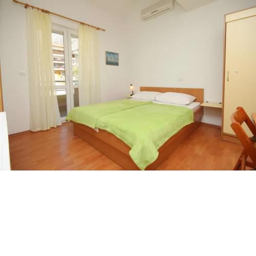Apartments with a parking space Makarska - 6850