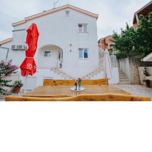 Apartments with a parking space Mastrinka, Ciovo - 11283